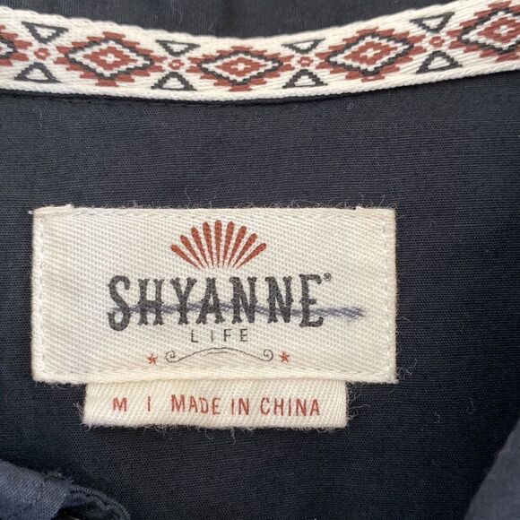 Shyanne black pockets covered snaps back seams sleeve length 20 1/2 inches - Picture 3 of 4